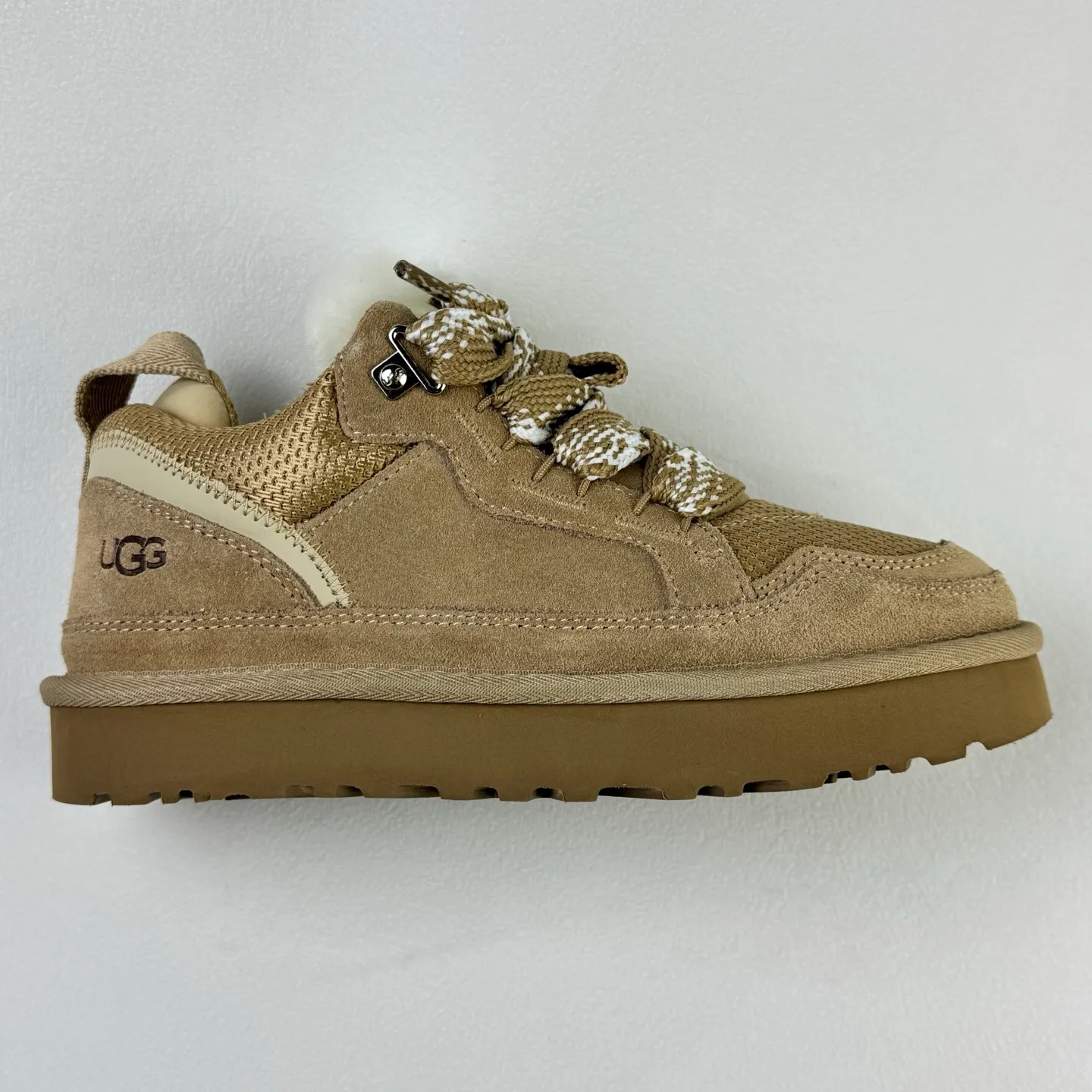 Local 💰600 OEM grade 4032 Mel series, top workmanship, super stable version ✔️ Good looks and texture, suede leather + low-key logo show retro, classic two-color shoelaces can be worn as two shoes ✔️ So comfortable that you want to weld your feet, ultra-light material + 5cm thick sole, increase height without tiring the feet, wool insoles are warm and breathable, no pressure for commuting and shopping all day long ✔️ I love the details: wide shoelaces for photos. Sizes 34-45 are suitable for various foot types. Slight stains can be wiped clean with a damp cloth. The loose feeling in early autumn is all due to it. Close your eyes and avoid stepping on thunder! 👟